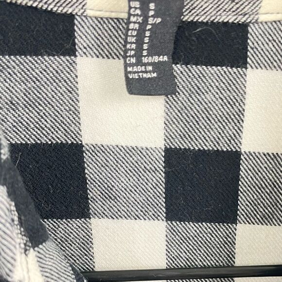 Forever 21 plaid Long sleeve small button down black and white. - Picture 3 of 3